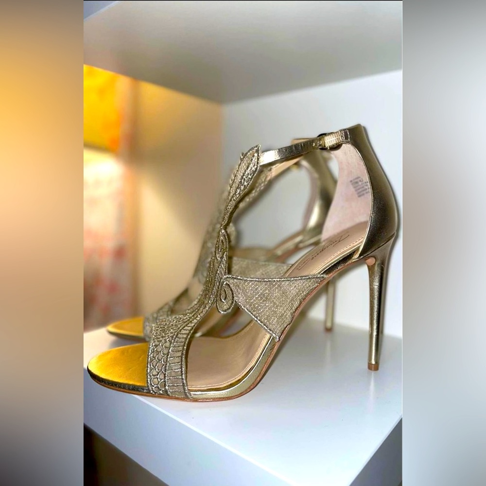Selling Women’s Heels!